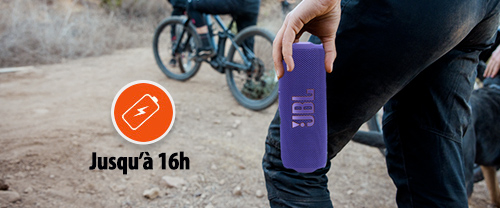 Enceinte JBL Flip 7 violette attachée à un sac lors d'une balade à vélo, autonomie affichée jusqu'à 16 h