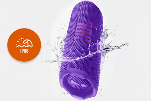 Enceinte JBL Flip 7 violette éclaboussée d'eau, illustrant sa certification IP68
