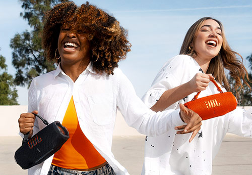 Enceinte JBL portable utilisée en extérieur avec poignée de transport