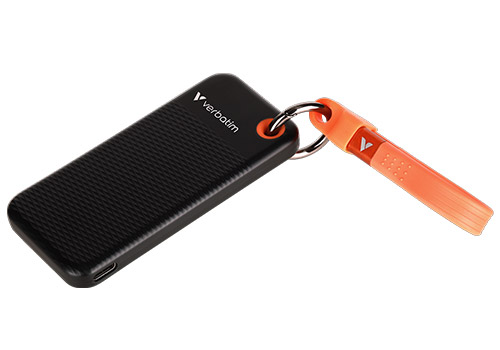 Utilisateur tenant un SSD Verbatim noir et un câble USB orange à double connecteur USB-C et USB-A