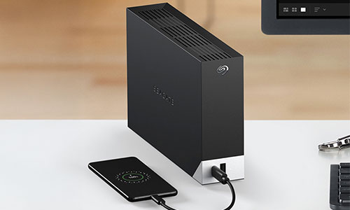 Disque dur externe Seagate One Touch Hub 16 To connecté à un PC de bureau avec écran, clavier et souris