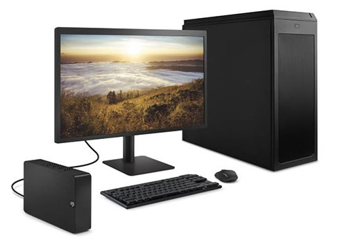 Disque dur Seagate One Touch connecté à un PC de bureau avec écran, clavier et souris