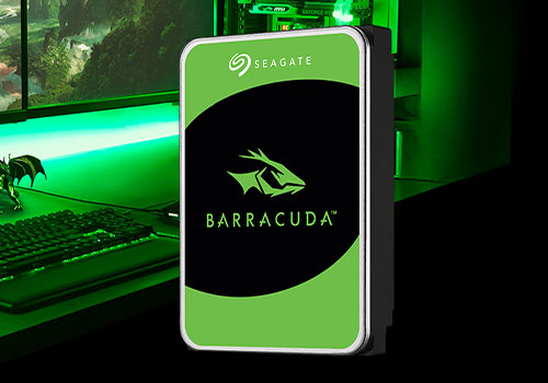 Disque dur interne Seagate BarraCuda mis en valeur dans une configuration PC gamer rétroéclairée en vert