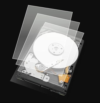 Vue en transparence d'un disque dur BarraCuda mettant en évidence ses plateaux internes et composants mécaniques