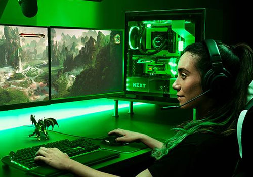 Joueuse en pleine session de jeu sur un PC équipé d'un disque dur Seagate BarraCuda avec éclairage vert