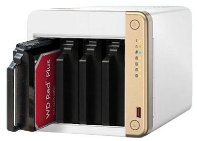 Disque dur WD Red Plus inséré dans un boîtier NAS à 4 baies