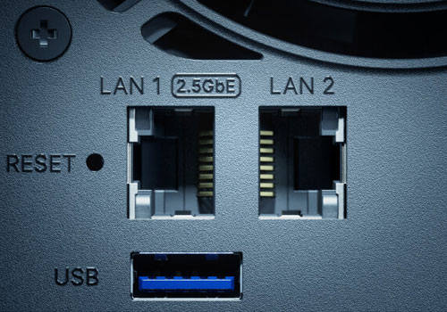 Ports réseau LAN 2,5 GbE et USB 3.0 à l'arrière du NAS Synology DS425