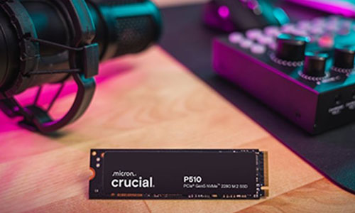 Plan rapproché du SSD Crucial P510 M.2 2280 posé à côté d'un micro et d'un équipement audio