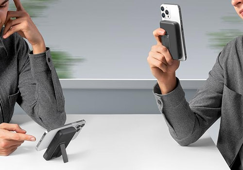 Utilisation de la batterie externe magnétique Anker 633 avec support intégré, fixée à un iPhone pour une recharge sans fil ou en position mains libres