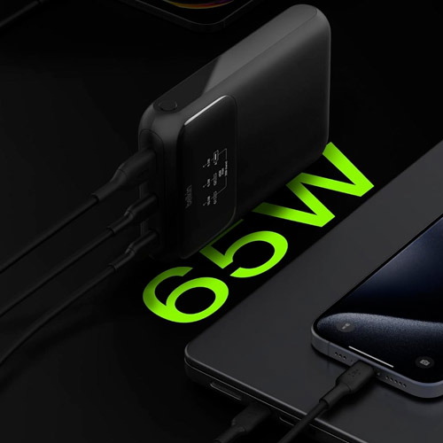 Batterie Belkin 65W connectée à un ordinateur portable et un smartphone en simultané