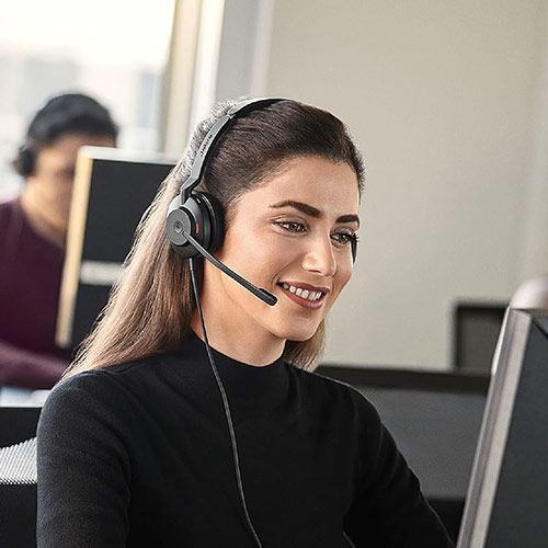 Femme utilisant un casque Jabra Evolve2 30 SE lors d'un appel professionnel au bureau