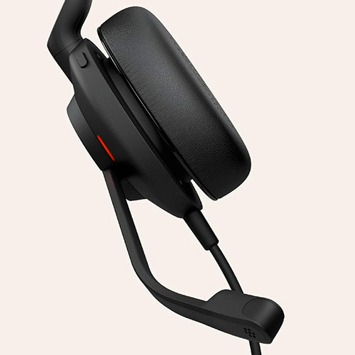 Vue rapprochée du micro et de l'écouteur du casque Jabra Evolve2 30 SE, mettant en avant sa finition soignée et son ergonomie