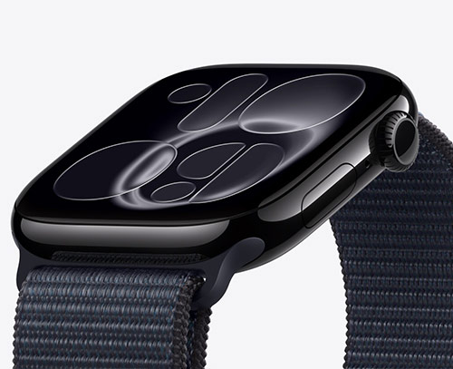 Apple Watch Series 10 en boîtier doré avec bracelet clair, affichant un écran d'entraînement de natation entourée de gouttes d'eau