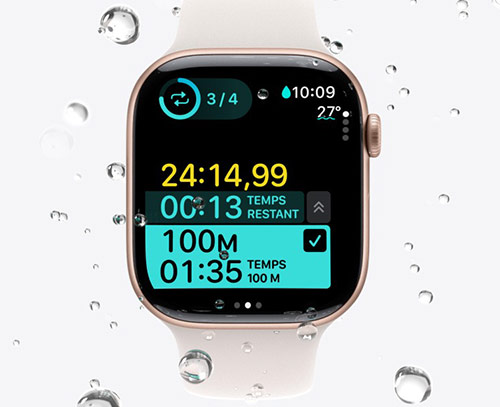 Apple Watch Series 10 en boîtier doré avec bracelet clair, affichant un écran d'entraînement de natation entourée de gouttes d'eau