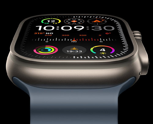 Apple Watch Ultra 3 en titane vue de biais, affichant les anneaux d'activité sur un écran lumineux