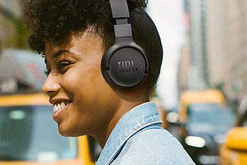 Vue éclatée d'une enceinte JBL Flip 7 montrant son circuit intégré et haut-parleur interne