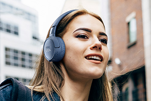 Deux cyclistes avec une enceinte JBL Flip 7 violet fixée sur un vélo en sortie tout-terrain