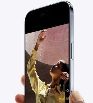 iPhone 17 Air tenu en main affichant un portrait en mode photo avec styles appliqués