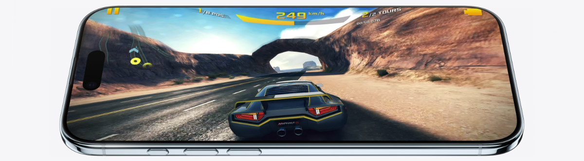 iPhone 17 Air affichant un jeu de course en plein écran, mettant en avant ses performances graphiques et son écran immersif