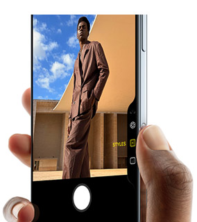 iPhone 17 Air tenu en main en mode photo, affichant l'interface de l'appareil photo avec styles activés