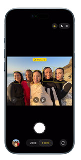 Photo de groupe prise avec l'iPhone 17 en mode Live, affichée sur l'écran de l'appareil photo
