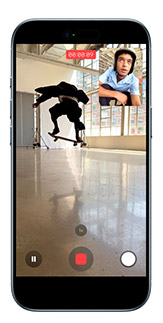 iPhone 17 enregistrant une vidéo avec fonction double capture, affichant simultanément la caméra avant et arrière