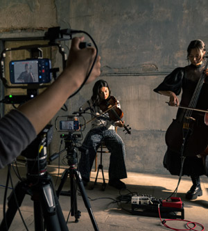 Tournage vidéo avec l'iPhone 17 Pro utilisé comme caméra principale lors d'une performance musicale