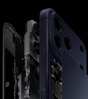 Vue interne de l'iPhone 17 Pro montrant le boîtier, le module photo et les composants assemblés
