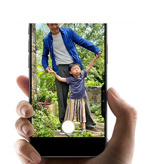 Photo prise avec l'iPhone 17 montrant un enfant et son père, illustrant la qualité de l'appareil photo
