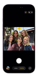 Photo de groupe prise avec l'iPhone 17 en mode Live, affichée sur l'écran de l'appareil photo
