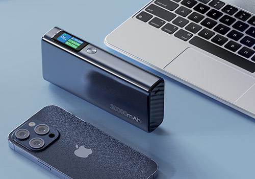 Batterie externe 20 000 mAh posée à côté d'un MacBook et d'un iPhone