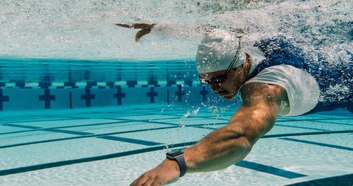Nageur en piscine avec Apple Watch Series 12, résistance à l'eau 50 m et IP6X