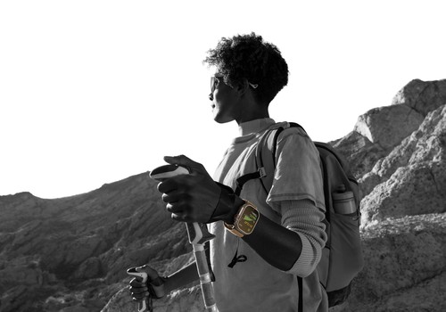 Randonneuse en montagne avec Apple Watch Ultra 4, GPS double fréquence et boussole