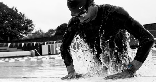 Nageur sortant de l'eau avec Apple Watch Ultra 4, résistance à l'eau 100 m