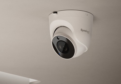 Caméra Synology TC510 installée discrètement au plafond