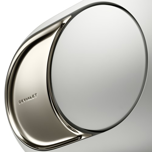 Devialet Phantom Ultimate 108 dB, gros plan sur le flasque miroir PVD et le logo Devialet