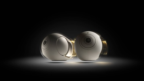 Deux enceintes Devialet Phantom Ultimate 108 dB face à face, halo lumineux doré