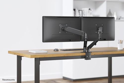 Bras double écran Neomounts DS70-700BL2 en situation sur un bureau professionnel