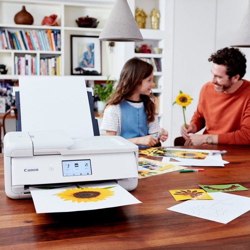 Canon PIXMA TS9551Ca imprimant une grande création couleur sur une table