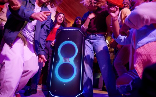 JBL PartyBox Ultimate éclairant une piste de danse