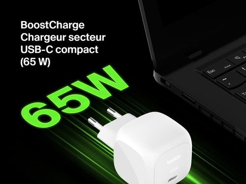 Chargeur Belkin BoostCharge Compact 65 W à côté d'un ordinateur portable