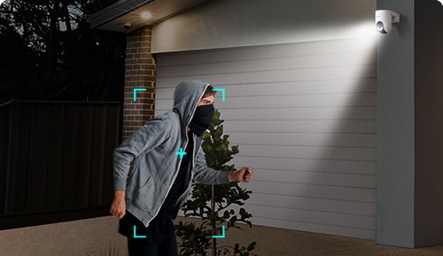 Caméra EZVIZ HB8 Lite détectant une personne près d'une maison
