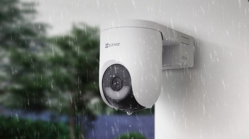 Caméra EZVIZ HB8 Lite installée sur un mur extérieur sous la pluie