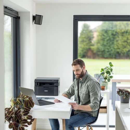 Imprimante Brother DCP-L1640W utilisée sur un bureau à domicile