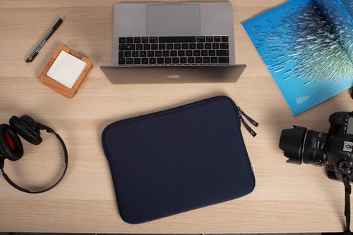 Housse MW Basics ²Life bleu marine posée sur un bureau