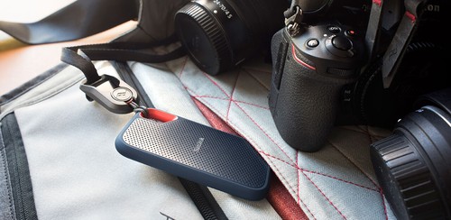 SSD SanDisk Extreme Portable rangé avec du matériel photo nomade