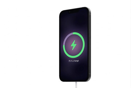 iPhone 17e noir en cours de recharge avec indicateur 75 % chargé