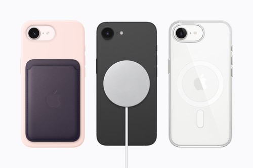 iPhone 17e noir en recharge magnétique MagSafe