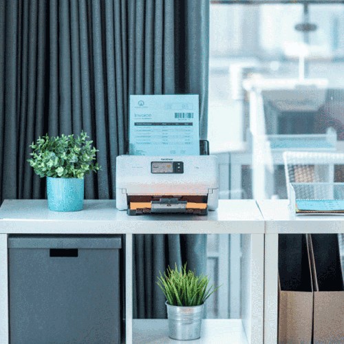 Scanner Brother ADS-4550W dans un bureau moderne