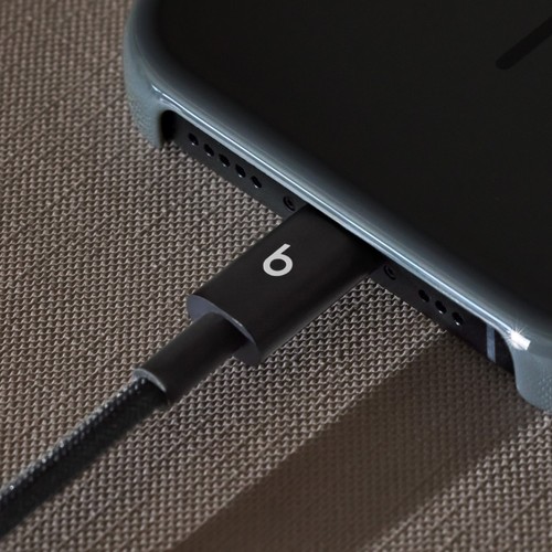 Câble USB-C Beats tissé noir branché sur un iPhone